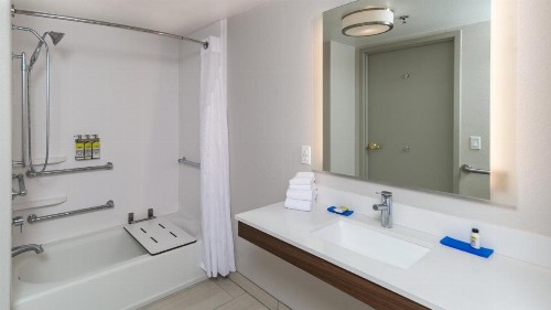 Holiday Inn Express Hotel & Suites Dinuba West an IHG Hotel - image 18