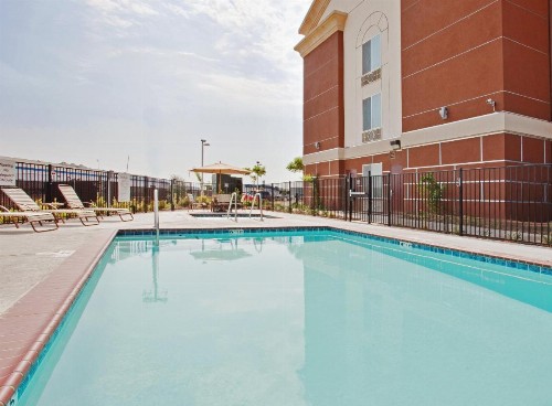 Holiday Inn Express Hotel & Suites Dinuba West an IHG Hotel - image 26
