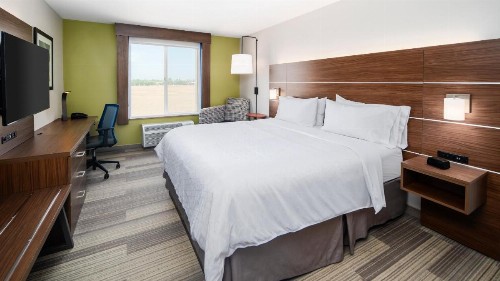 Holiday Inn Express Hotel & Suites Dinuba West an IHG Hotel - image 4