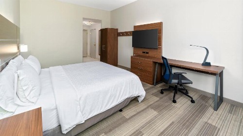 Holiday Inn Express Hotel & Suites Dinuba West an IHG Hotel - image 9