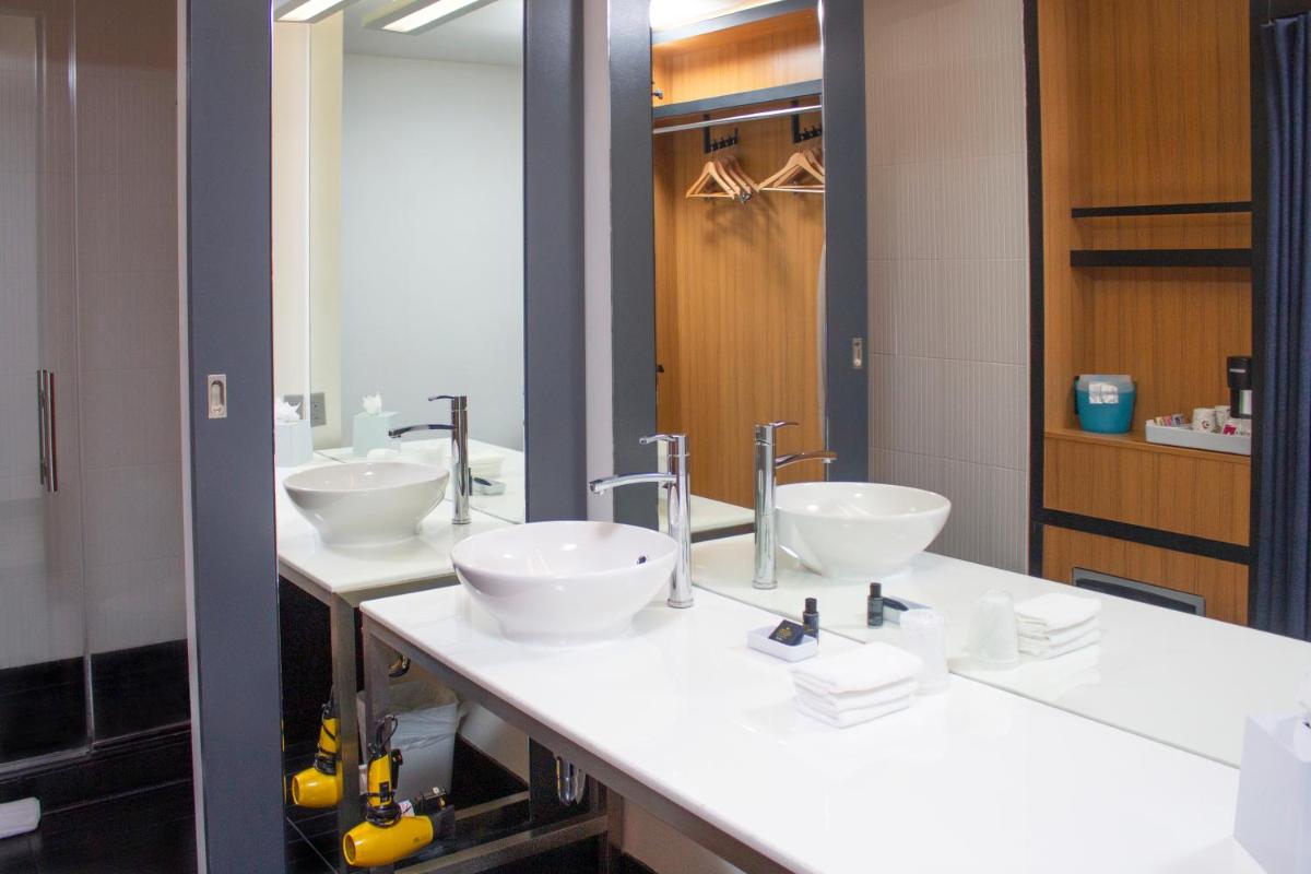 Aloft Miami Doral - image 2