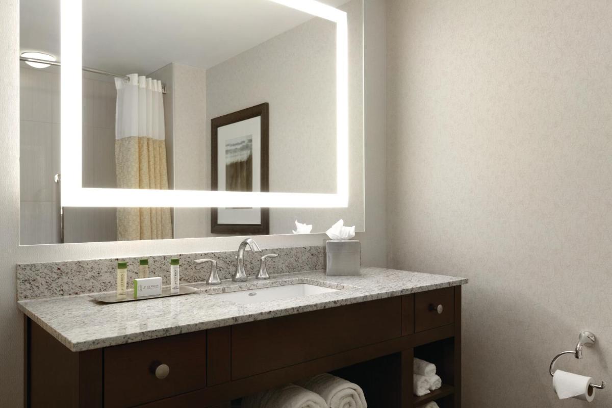 DoubleTree by Hilton Hotel Boston Bayside - image 5