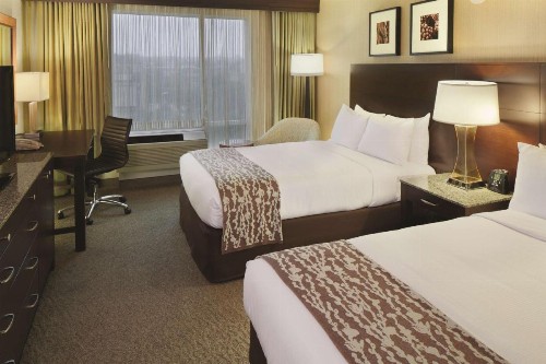 DoubleTree by Hilton Hotel Boston Bayside - image 9