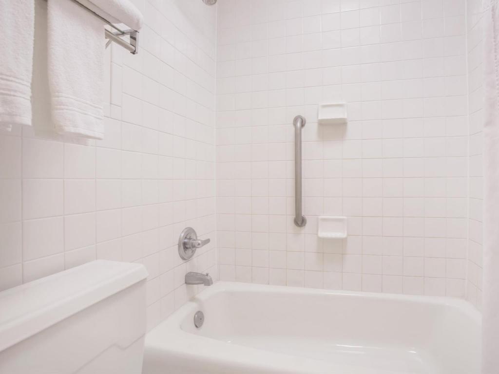 Executive Inn & Suites - image 6