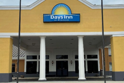 Executive Inn & Suites - image 8