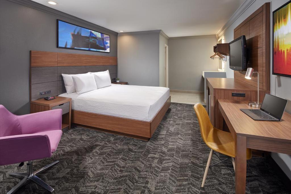 Studio Inn & Suites Downey - image 7