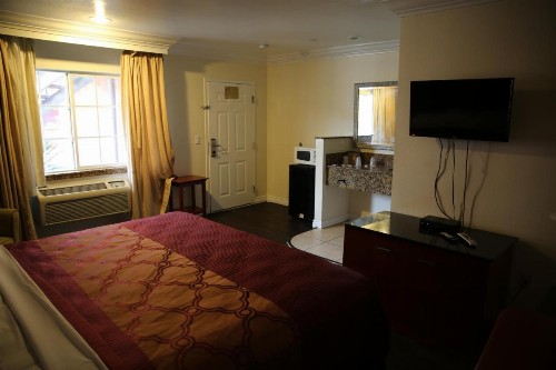 Chateau Inn & Suites - image 10