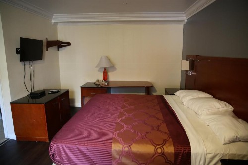 Chateau Inn & Suites - image 11
