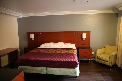Chateau Inn & Suites - image 12