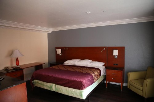 Chateau Inn & Suites - image 13