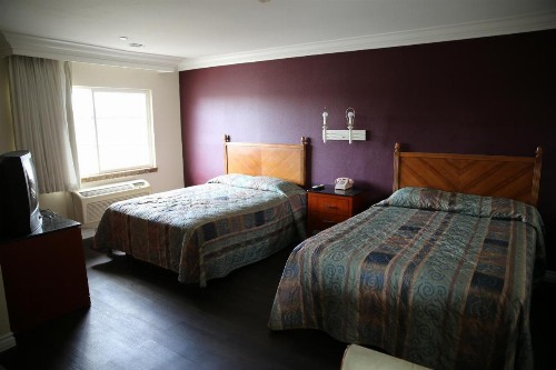 Chateau Inn & Suites - image 16