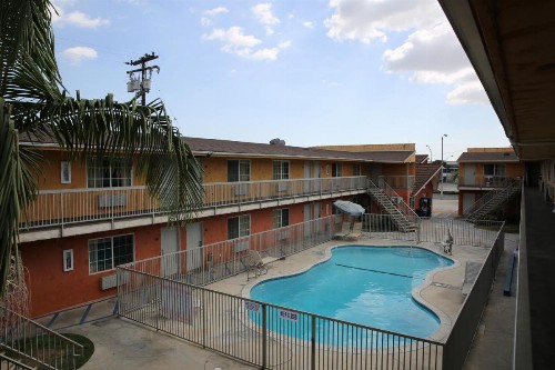Chateau Inn & Suites - image 18