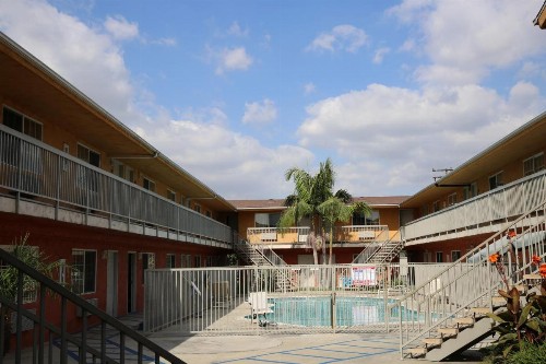 Chateau Inn & Suites - image 21
