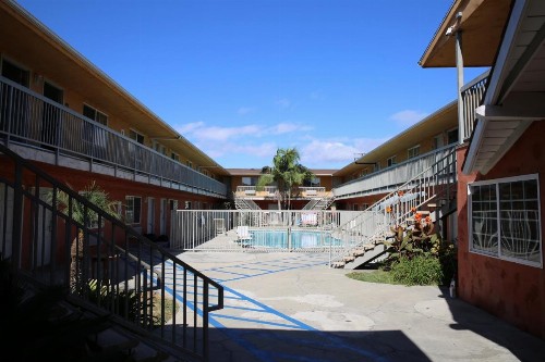 Chateau Inn & Suites - image 26