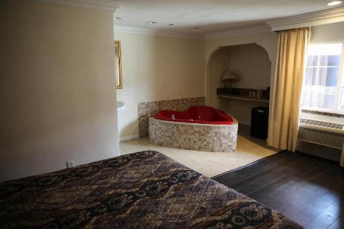 Chateau Inn & Suites - image 6
