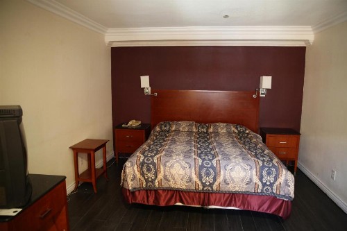 Chateau Inn & Suites - image 7