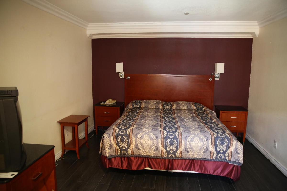 Chateau Inn & Suites - image 7