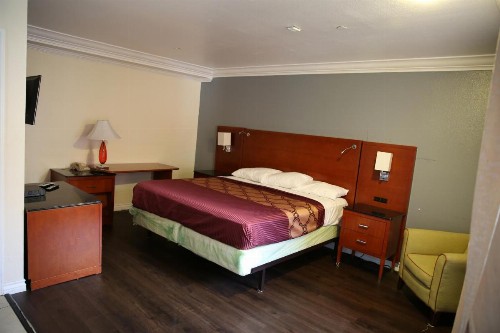 Chateau Inn & Suites - image 8