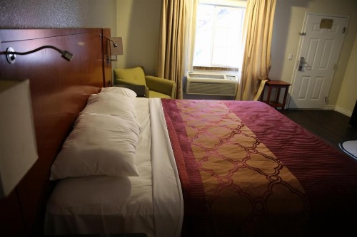 Chateau Inn & Suites - image 9