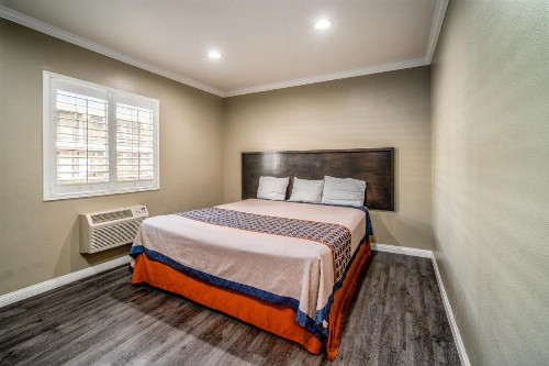 Regency Inn & Suites Downey - image 4
