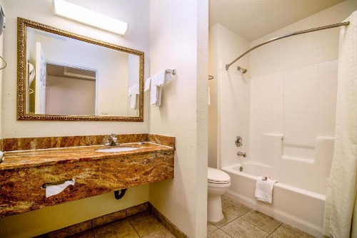 Regency Inn & Suites Downey - image 8