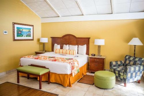 Best Western Plus Yacht Harbor Inn - image 4