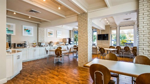 Best Western Plus Yacht Harbor Inn - image 7