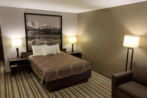 Super 8 by Wyndham Durango - image 18