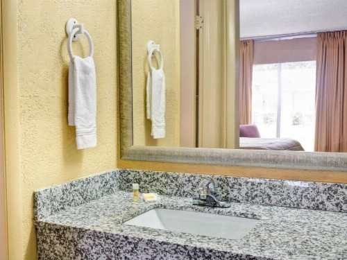 Days Inn by Wyndham Durham/Near Duke University - image 14
