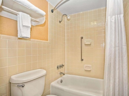 Days Inn by Wyndham Durham/Near Duke University - image 15