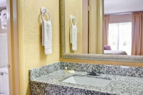 Days Inn by Wyndham Durham/Near Duke University - image 38