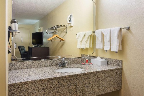 Econo Lodge Research Triangle Park - image 15