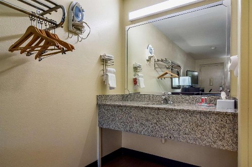 Econo Lodge Research Triangle Park - image 19