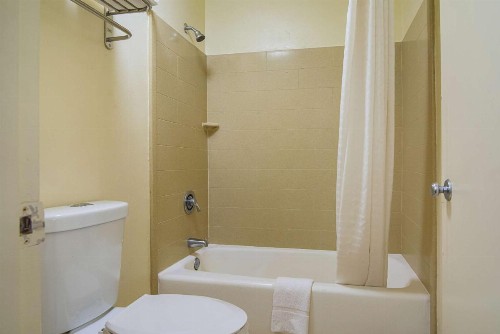 Econo Lodge Research Triangle Park - image 24