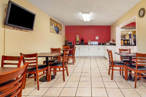 Econo Lodge Research Triangle Park - image 28