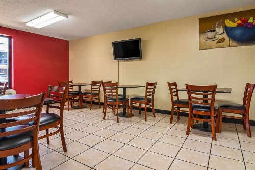 Econo Lodge Research Triangle Park - image 29