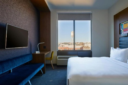 Aloft Durham Downtown - image 9