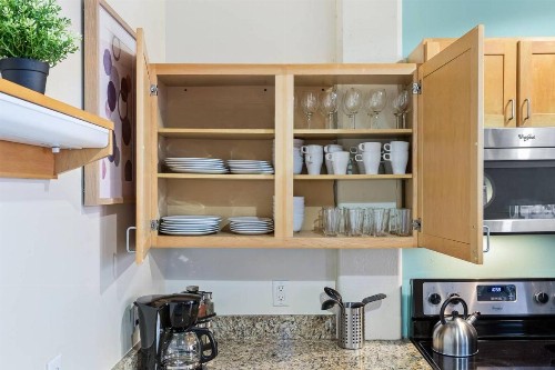 Trifecta 2BR Free Parking Modern Superhost - image 9