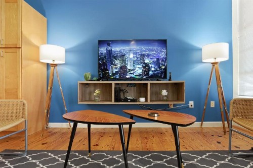 2BR Hip Downtown Apt + Apple TV + Wifi + Gym - image 12