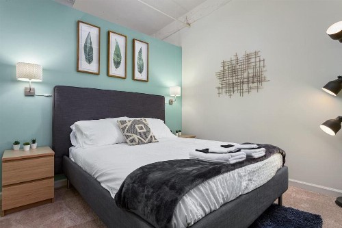 2BR Hip Downtown Apt + Apple TV + Wifi + Gym - image 7