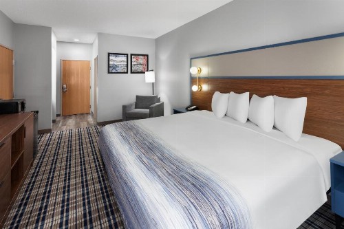 Super 8 by Wyndham Eagle River - image 11