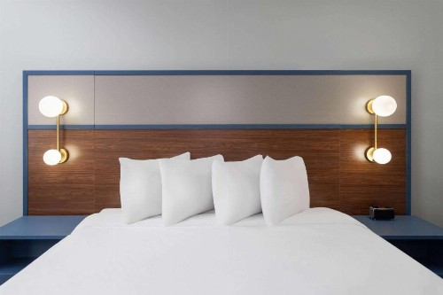 Super 8 by Wyndham Eagle River - image 2