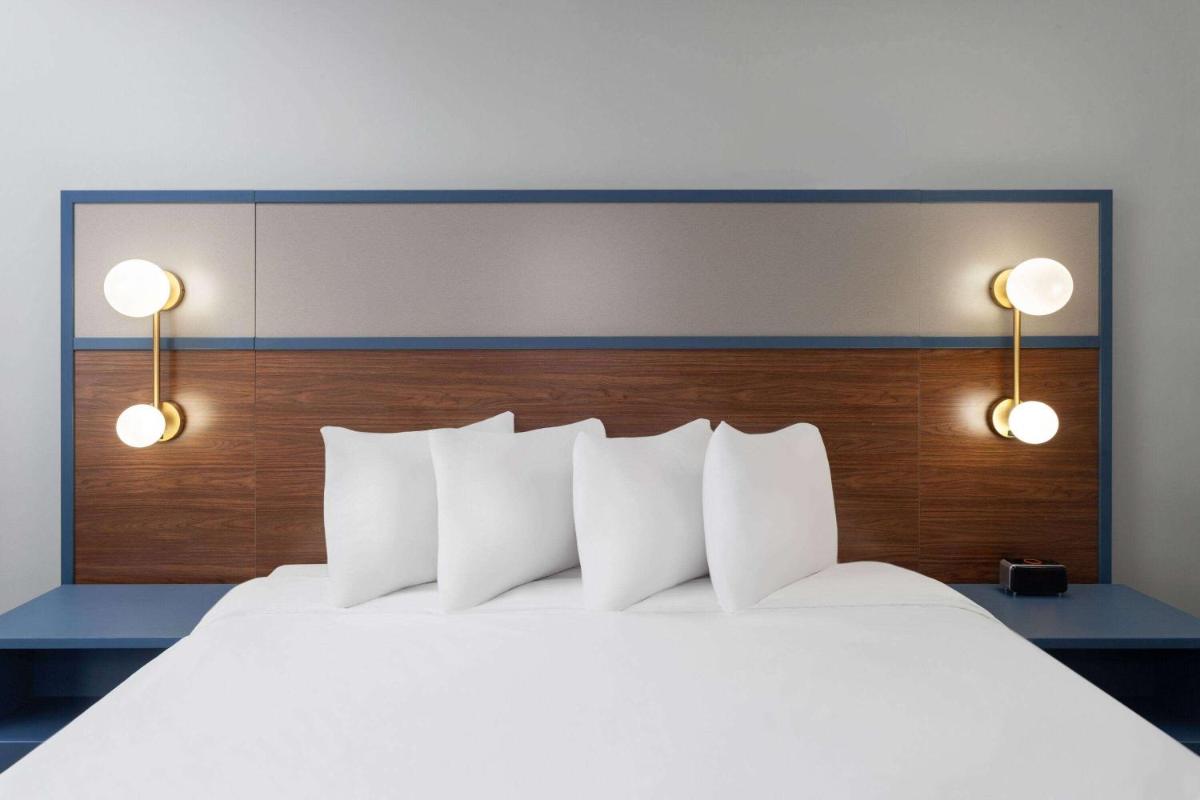 Super 8 by Wyndham Eagle River - image 2