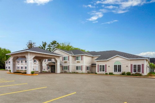 Super 8 by Wyndham Eagle River - image 23