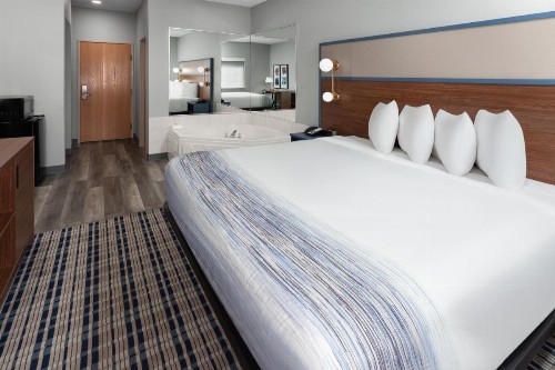 Super 8 by Wyndham Eagle River - image 25