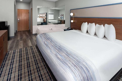 Super 8 by Wyndham Eagle River - image 27