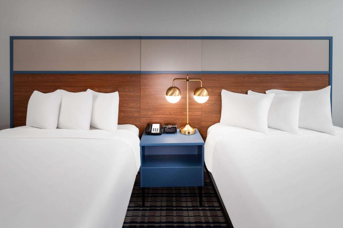 Super 8 by Wyndham Eagle River - image 3