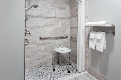 Super 8 by Wyndham Eagle River - image 30