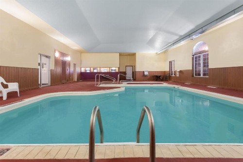Super 8 by Wyndham Eagle River - image 32