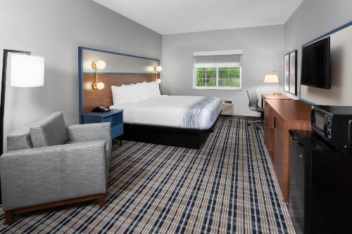 Super 8 by Wyndham Eagle River - image 36
